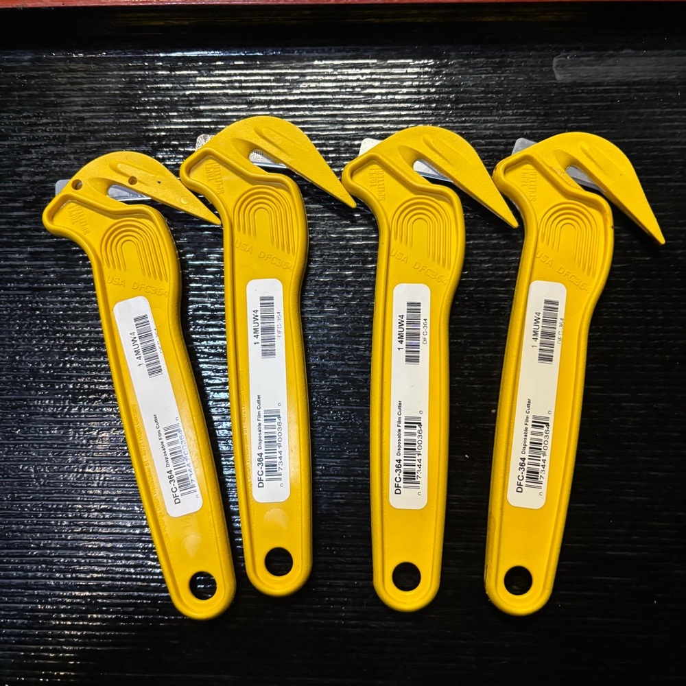 Set of 4 Yellow Disposable Box Cutters